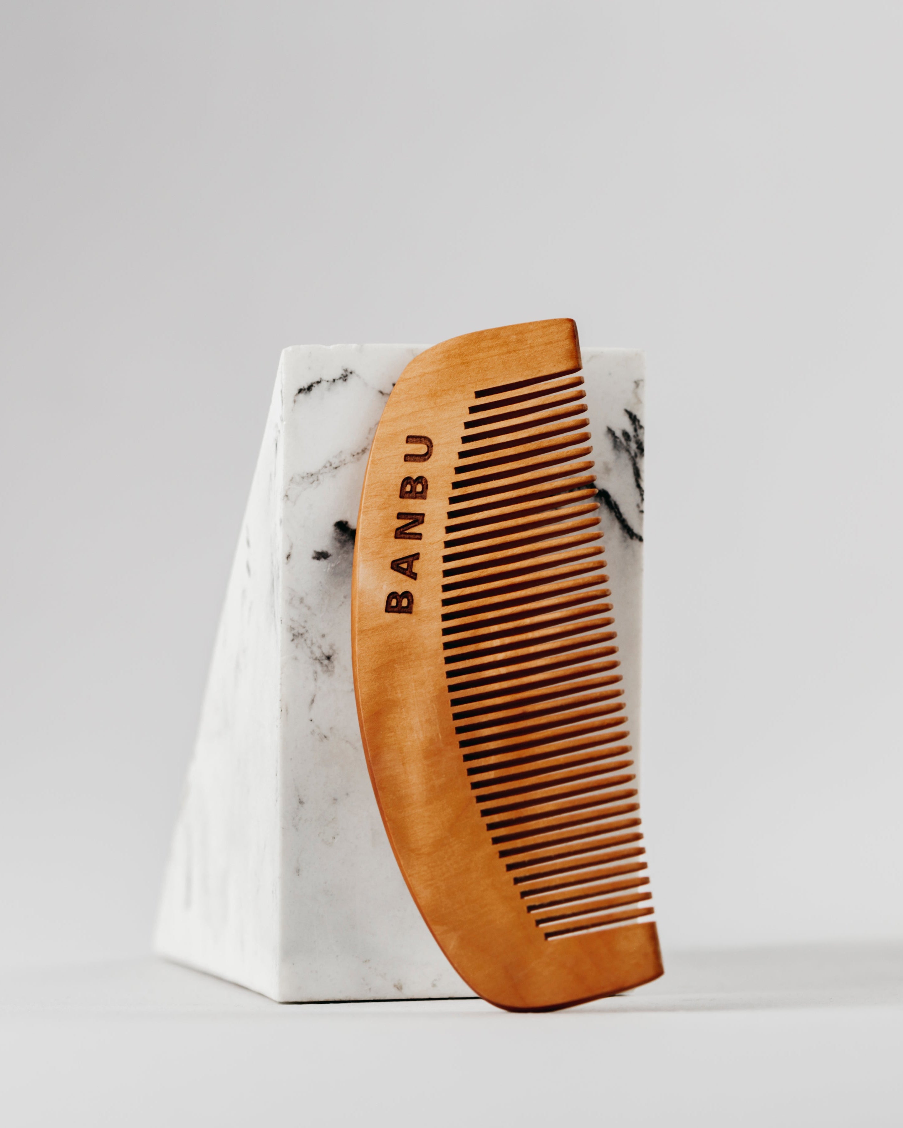 banbu-peine-de-madera-holzkamm-f-r-kurzes-haar image 1